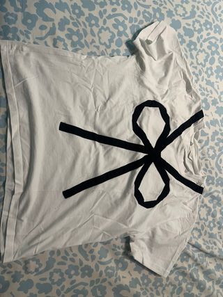 Camiseta blanca con diseño negro
mujer