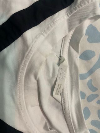 Camiseta blanca con diseño negro
mujer