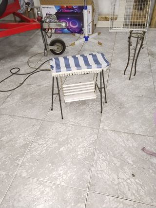 Maceteros dorados y rosas de metal y cristal