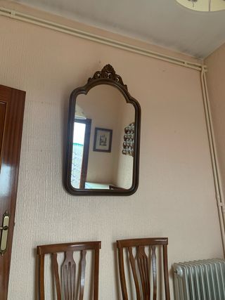 Espejo de madera con marco decorativo