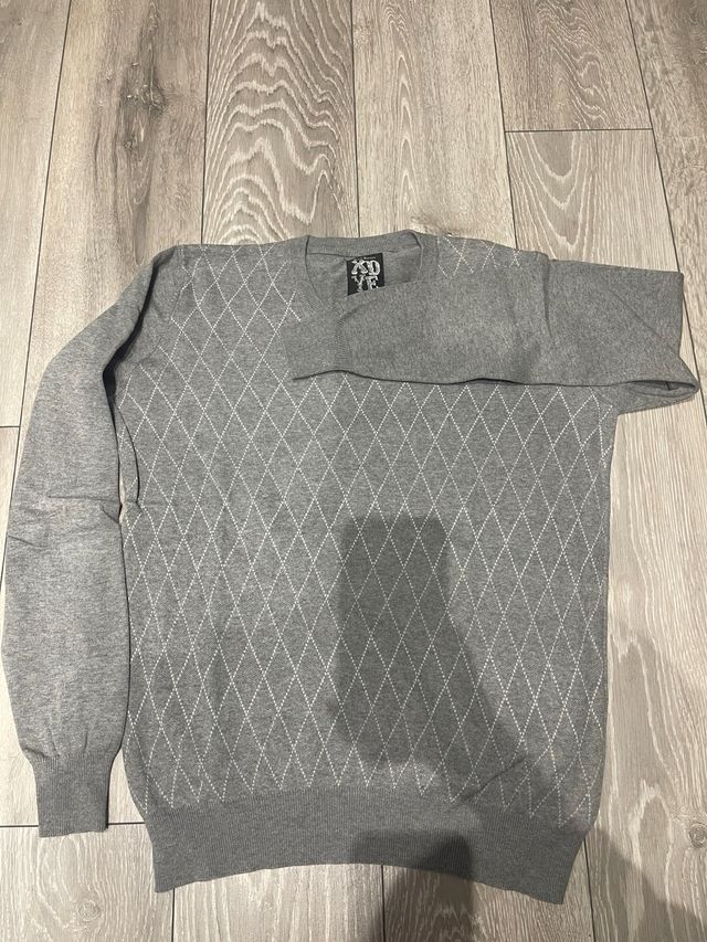 Jersey Pull&Bear gris rombos S y camiseta azul