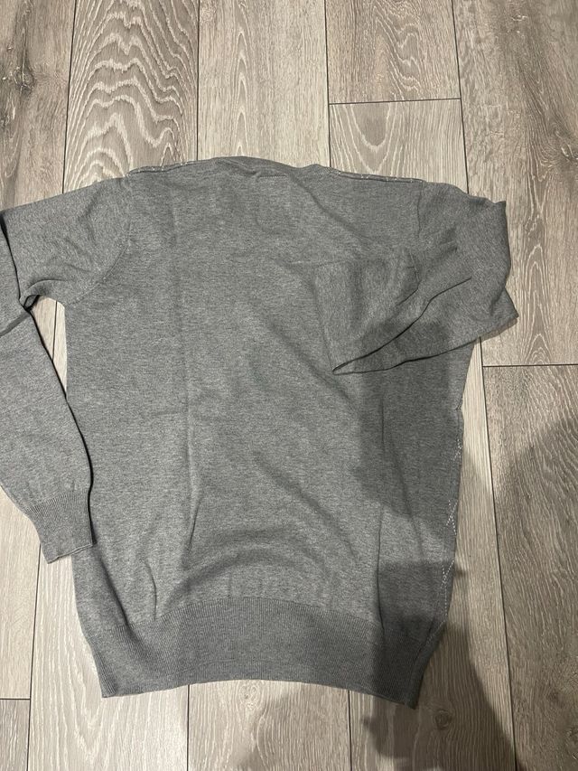 Jersey Pull&Bear gris rombos S y camiseta azul