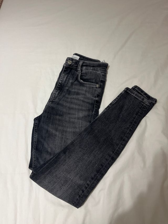 Vaqueros pitillo negros desgastados