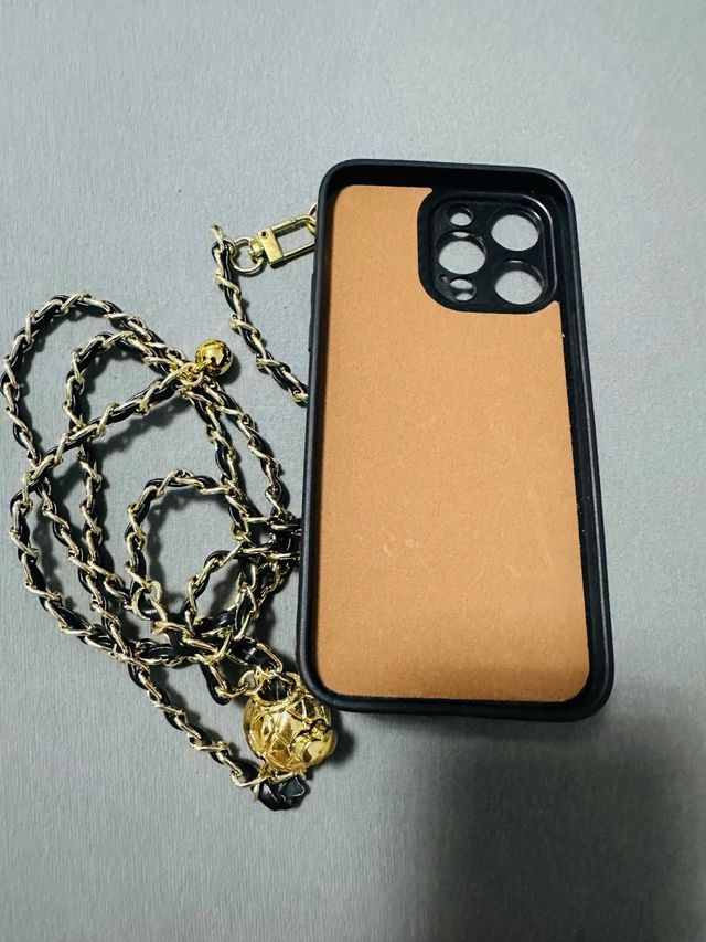 Funda móvil negra acolchada con cadena