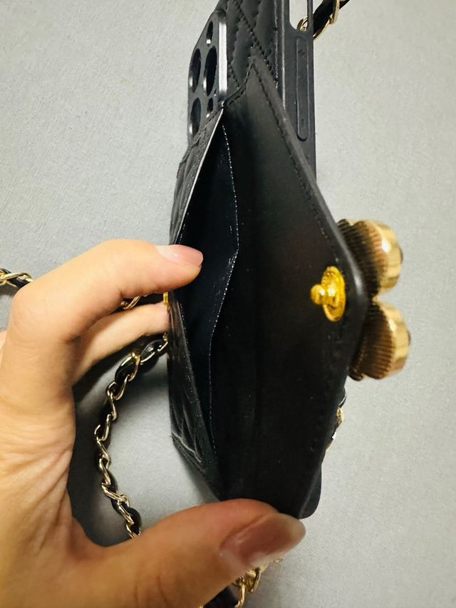 Funda móvil negra acolchada con cadena