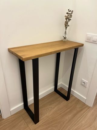 Mesa recibidor madera y patas metálicas negras