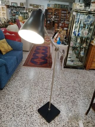 LÁMPARA DE PIE REGULABLE