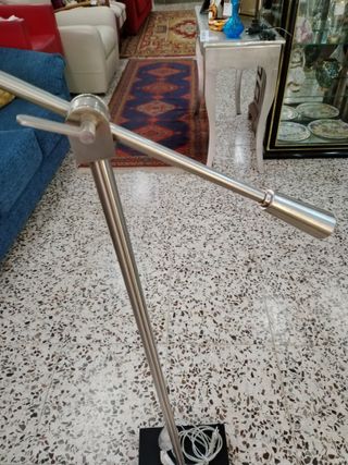LÁMPARA DE PIE REGULABLE