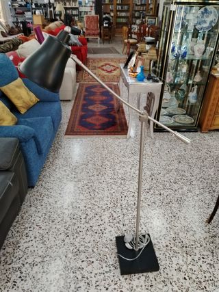 LÁMPARA DE PIE REGULABLE