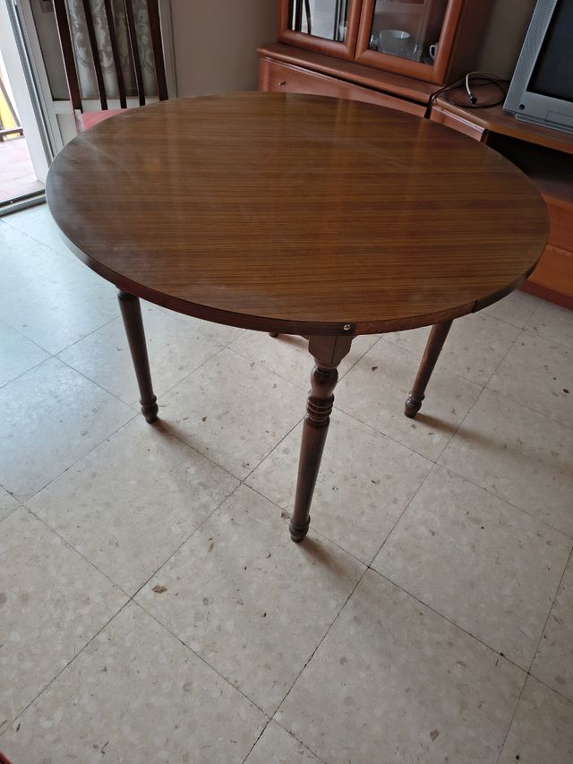 Mesa redonda de madera