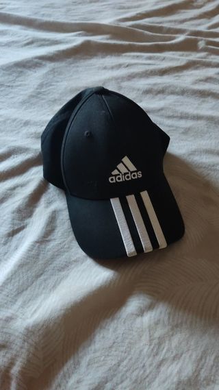 Gorra Adidas.