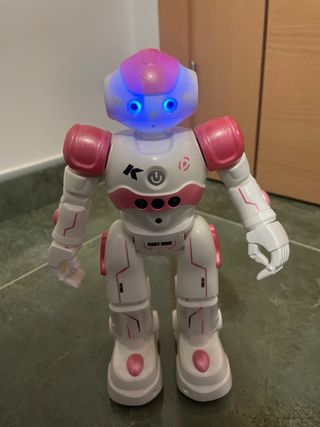 Robot de juguete con mando a distancia.