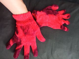 Guantes chenilla tie dye rojos y morados