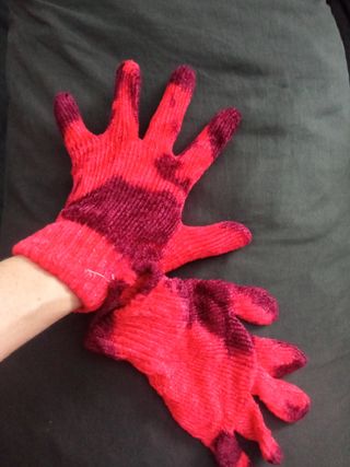 Guantes chenilla tie dye rojos y morados