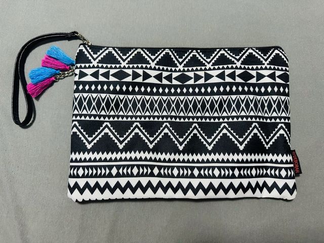 Neceser estampado geométrico con borlas