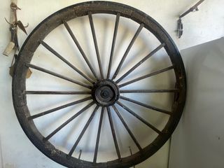 Rueda de carro antigua de madera