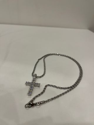 Collana con croce scintillante 