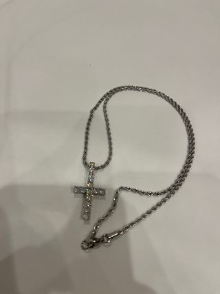 Collana con croce scintillante 