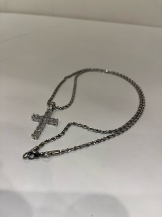 Collana con croce scintillante 
