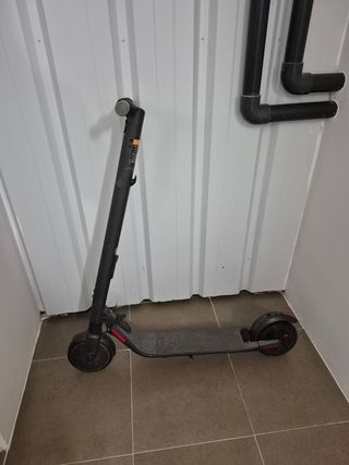 Patinete eléctrico negro. ( no carga) 