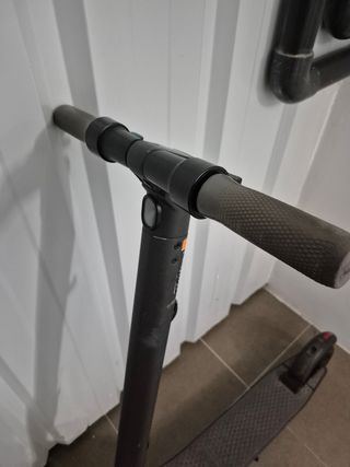 Patinete eléctrico negro. ( no carga) 