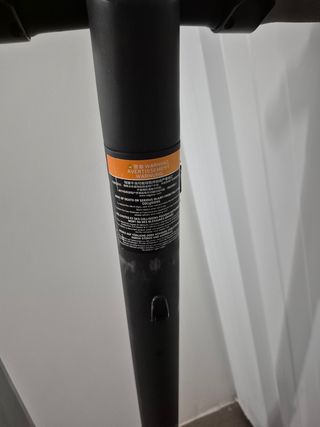 Patinete eléctrico negro. ( no carga) 