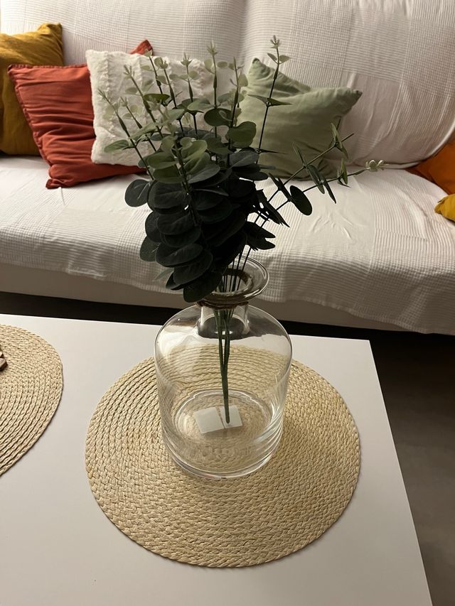 Jarrón de cristal con planta artificial