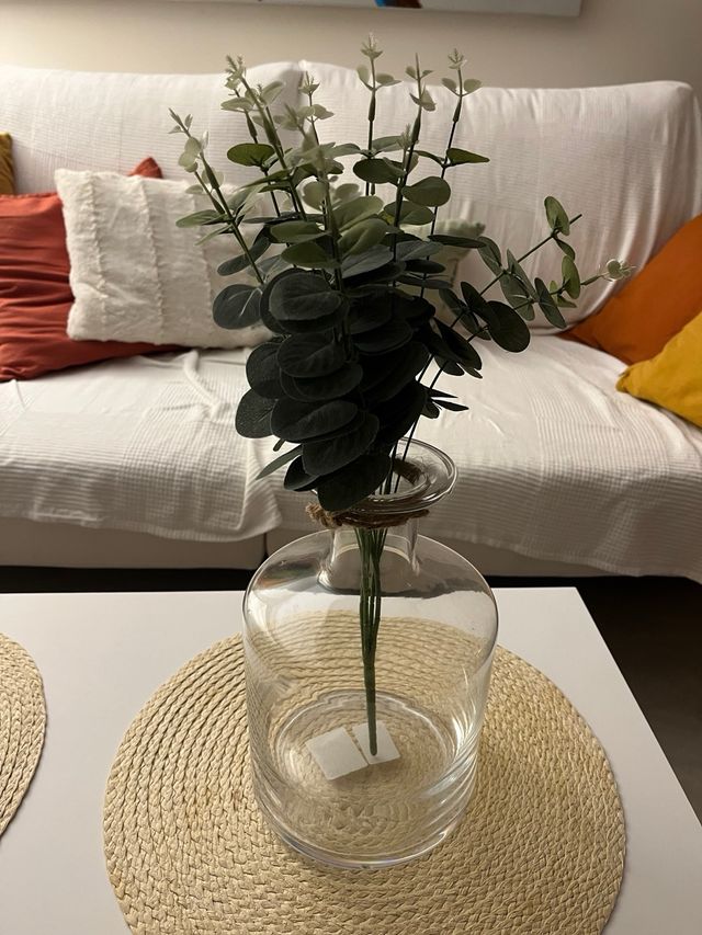 Jarrón de cristal con planta artificial