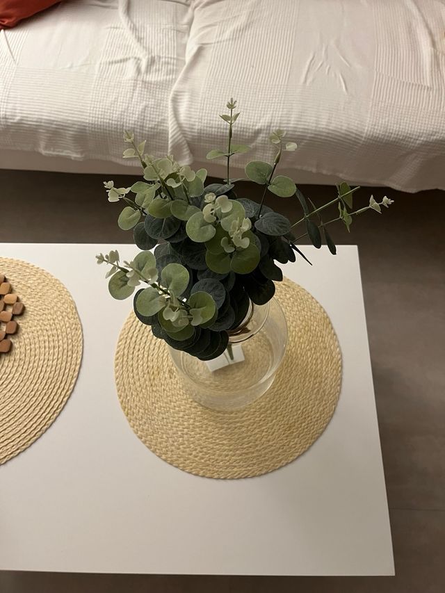 Jarrón de cristal con planta artificial