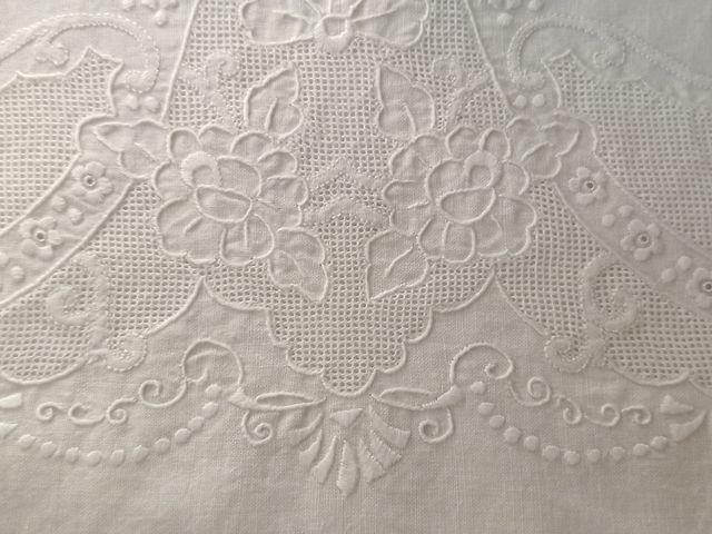 Asciugamani antico in lino ricamato
