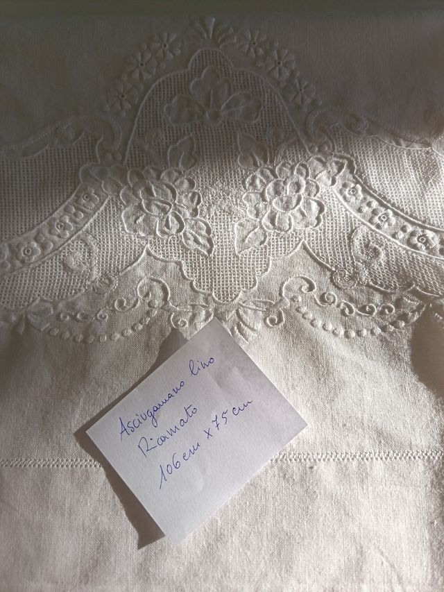 Asciugamani antico in lino ricamato