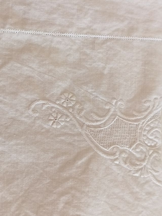 Asciugamani antico in lino ricamato