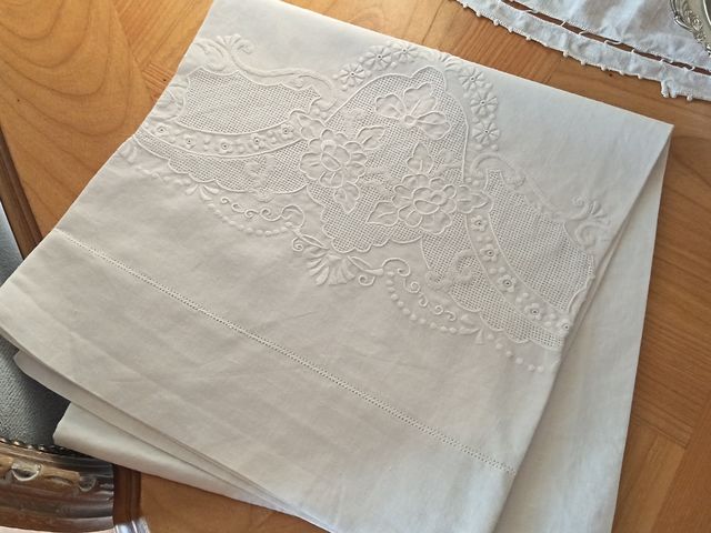 Asciugamani antico in lino ricamato