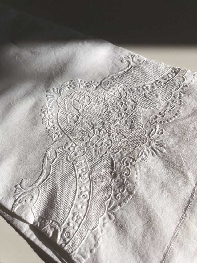 Asciugamani antico in lino ricamato
