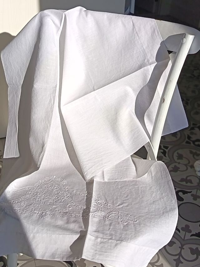 Asciugamani antico in lino ricamato