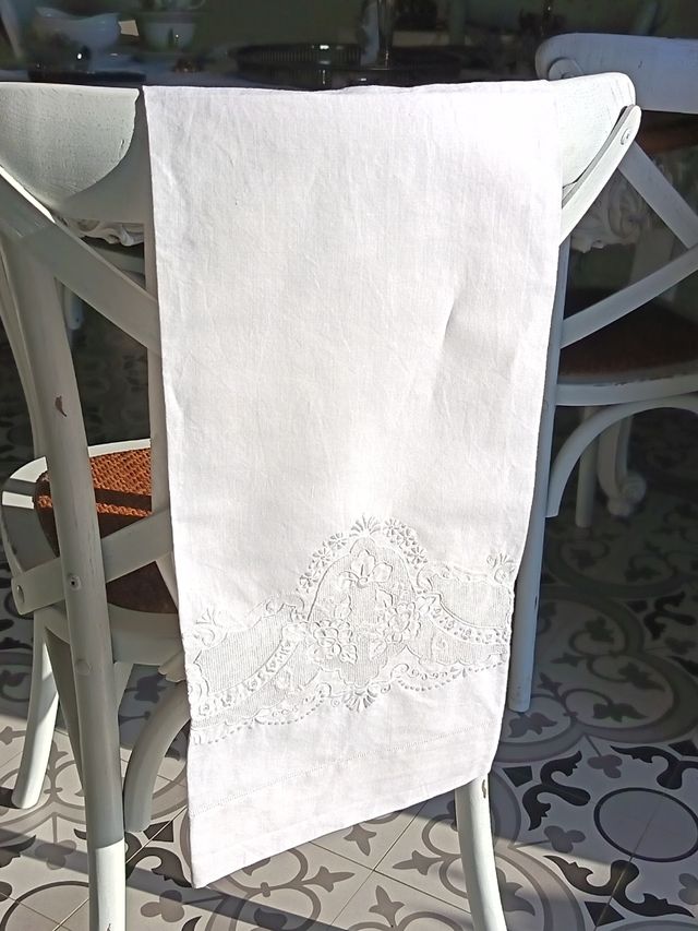 Asciugamani antico in lino ricamato