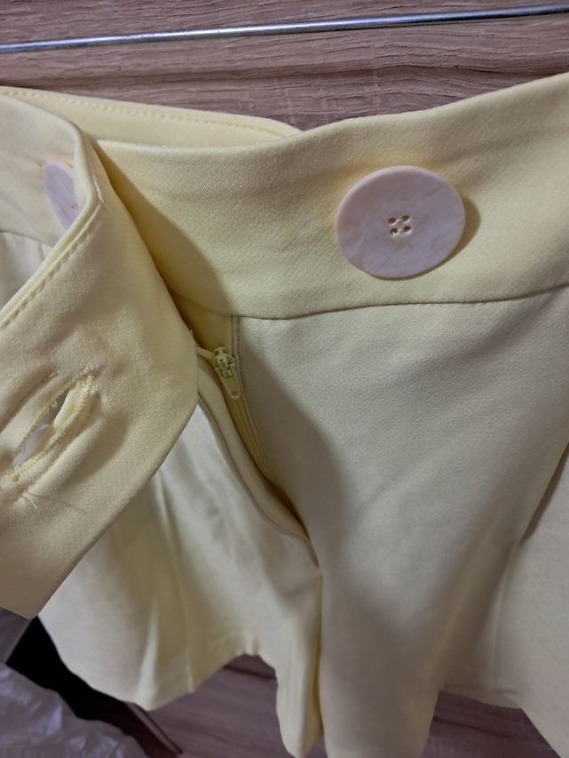 Pantalón corto Zara amarillo