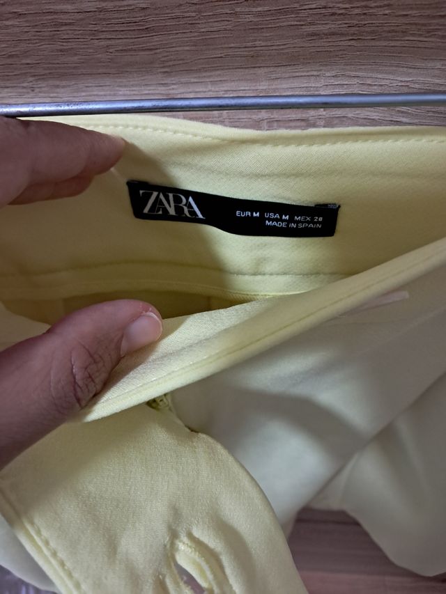 Pantalón corto Zara amarillo