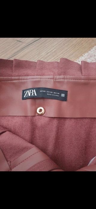 Mini falda chica Zara