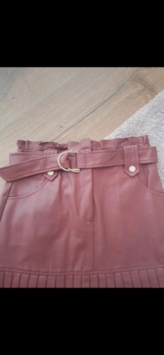 Mini falda chica Zara