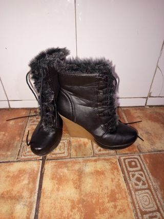 Botín tacón cuña negro con pelo