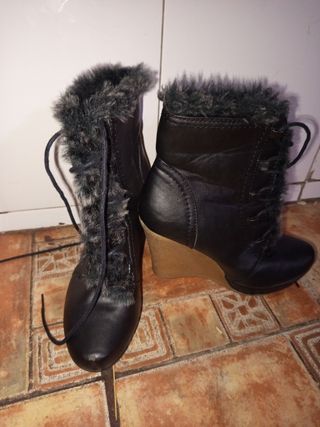Botín tacón cuña negro con pelo