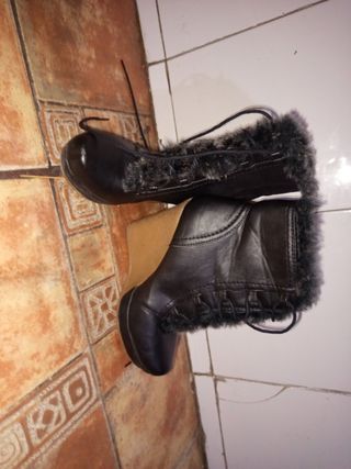 Botín tacón cuña negro con pelo