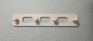 Perchero de pared de madera blanco