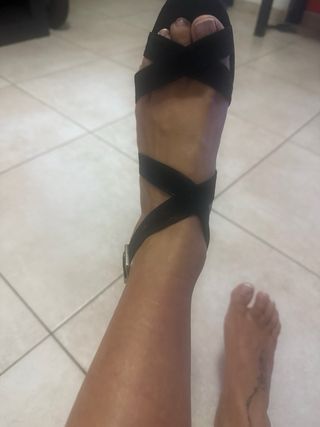 Zapatos de tacón negros con tiras