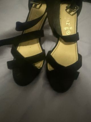 Zapatos de tacón negros con tiras
