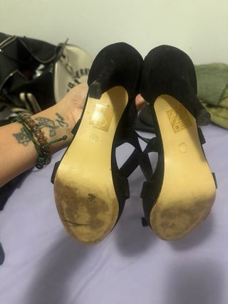 Zapatos de tacón negros con tiras