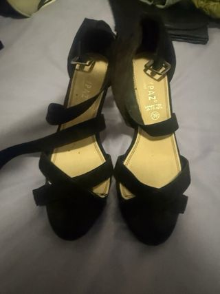 Zapatos de tacón negros con tiras