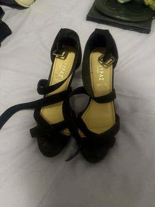 Zapatos de tacón negros con tiras