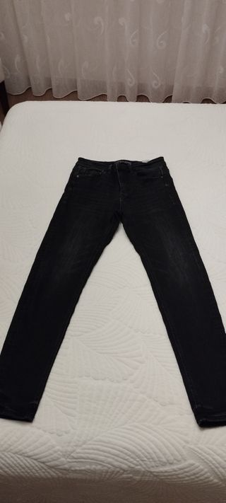 Pantalón vaquero pitillo negro